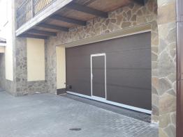 Широкие ворота для частного гаража в промышленной комплектации 2011 год